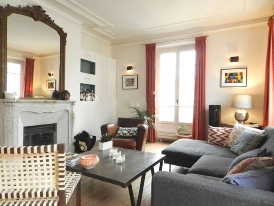 Un beau salon exposé plein sud pour vous détendre
