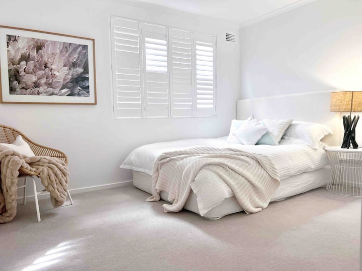 Experience the comfort of a queen bed accompanied by built-in cupboards, providing ample space for hanging and storing your belongings. This thoughtful feature is ideal for extended stays, ensuring convenience and organisation throughout your time