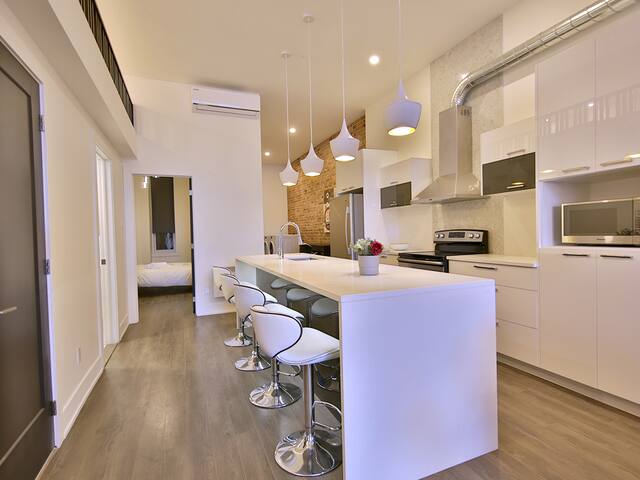 Chic Condo in old Montreal with private terrace gallery image 3