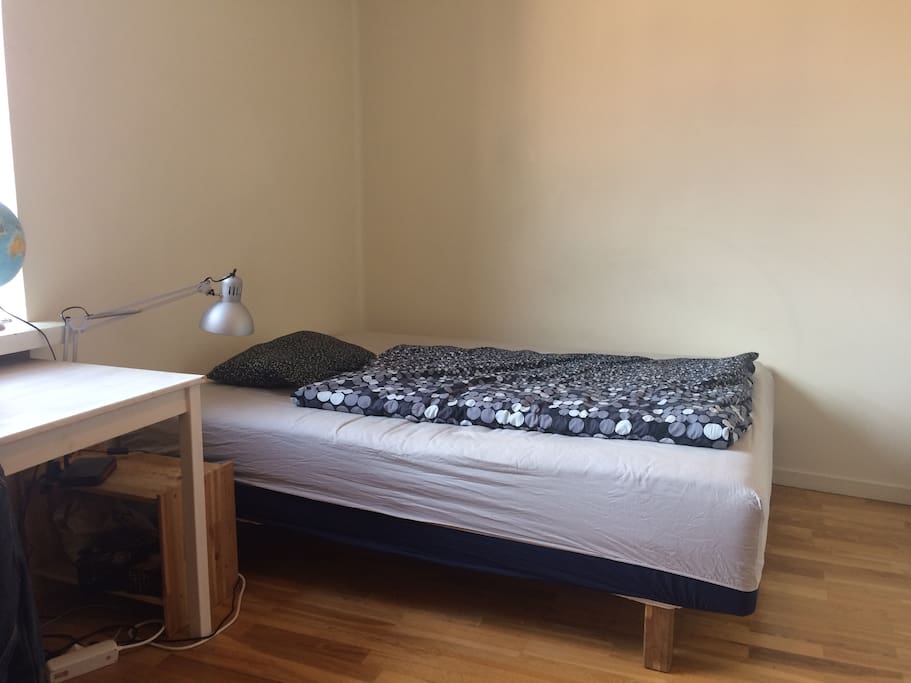 Double bed. Possible to add ekstra single bed.