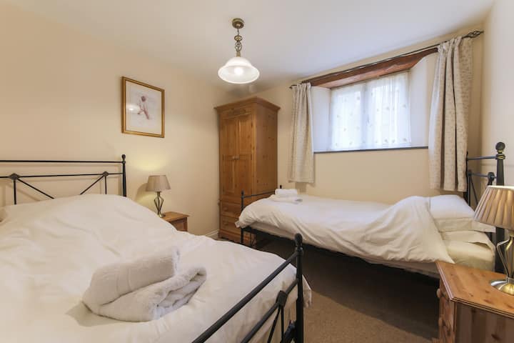 Cómoda habitación con dos camas