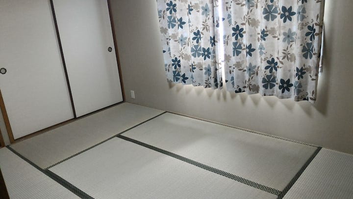 Има две спални.Футон за 3 - ма души във всяка стая е положен.