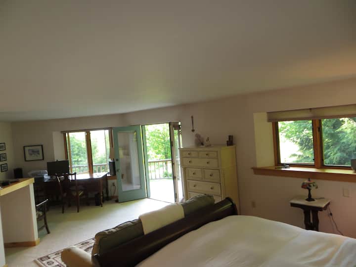 Ballkon i dhomës kryesore të gjumit me pamje nga mali