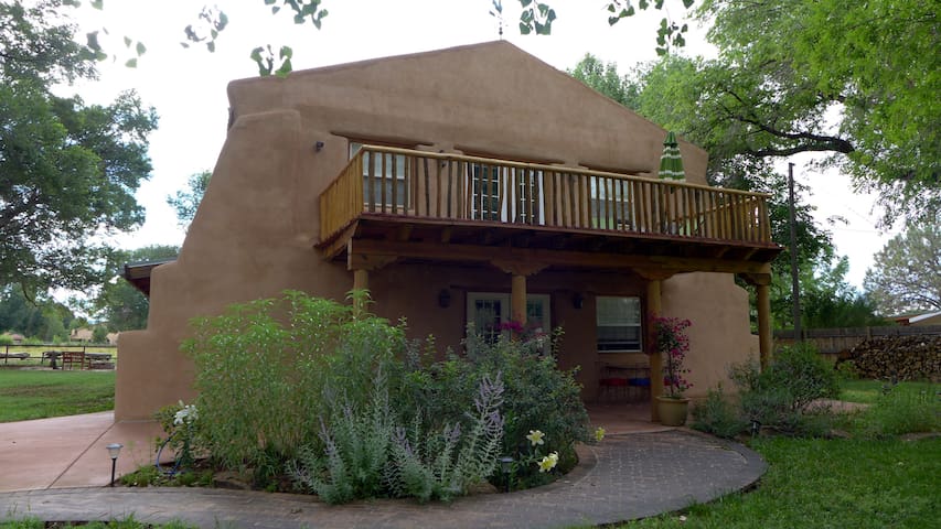 Rural Setting only 20  min to Albuquerque Airport
