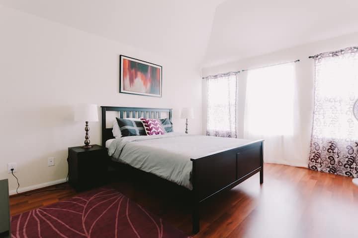 Elegante dormitorio principal con juego de cama moderno (colchón de espuma viscoelástica)