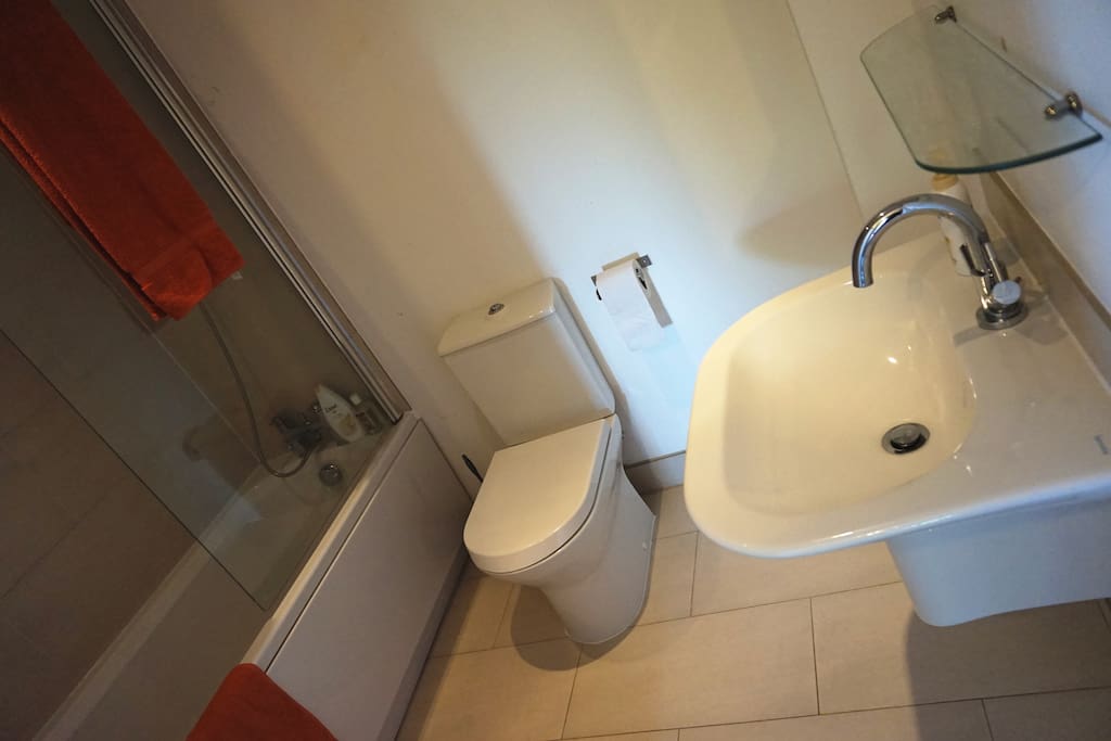 Full private bathroom with essencials