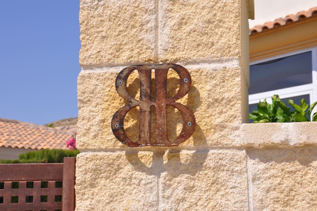 House logo.
Emblema de la casa.