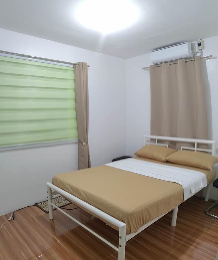 2. spálňa. Energeticky úsporná klimatizácia meniča HP. Elektrický ventilátor a vešiak na oblečenie. Kanadská bavlnená posteľná bielizeň a rovná posteľná bielizeň.

Zatemňovacie závesy pomáhajú spať kedykoľvek počas dňa. 

D: 3,18m x 2,35m