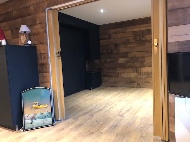 Pamje nga dhoma e ndenjjes e dhomës së gjumit me krevat të mbyllur 