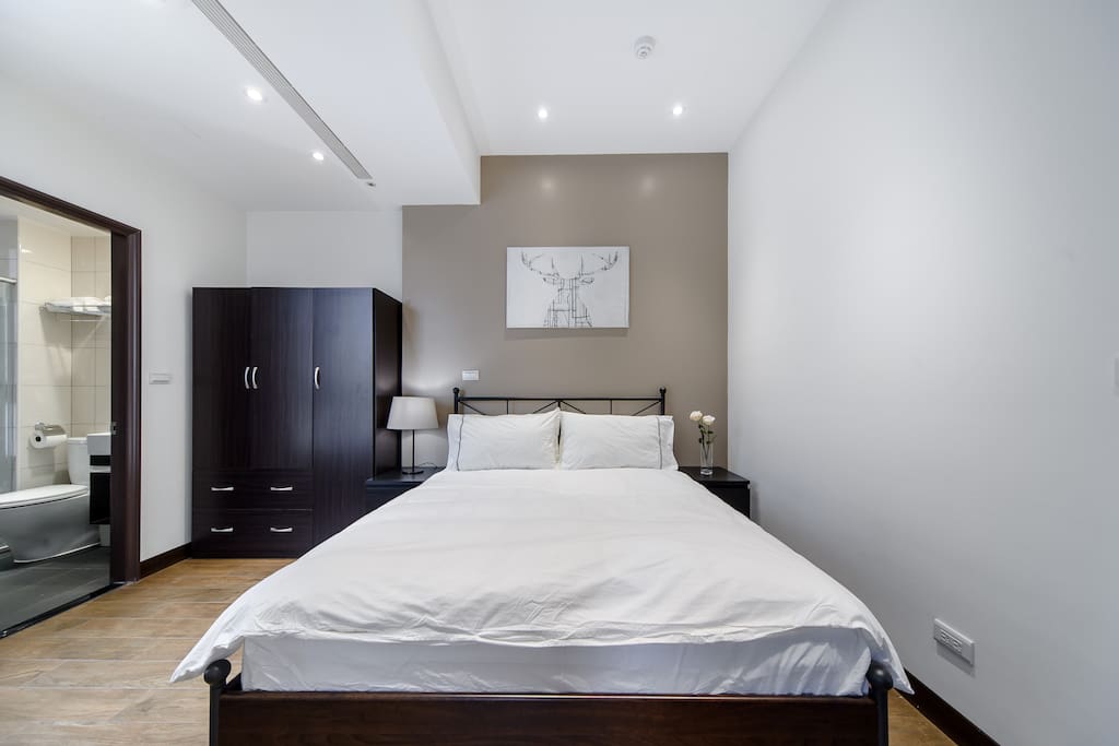 主卧房含有淋浴卫浴设备(提供干净床单,毛巾)。Master bedroom (queen bed 150*200 cm) with en suite bathroom.