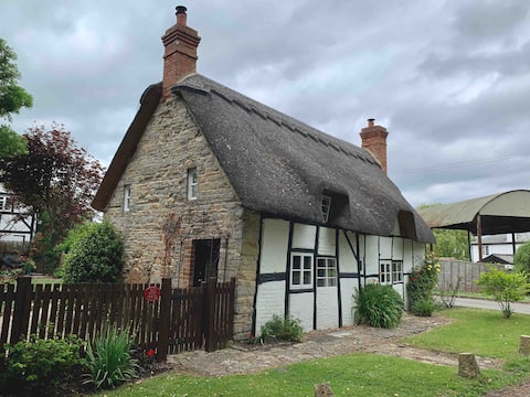 Stunning 16th century thatched cottage w/ hot tub