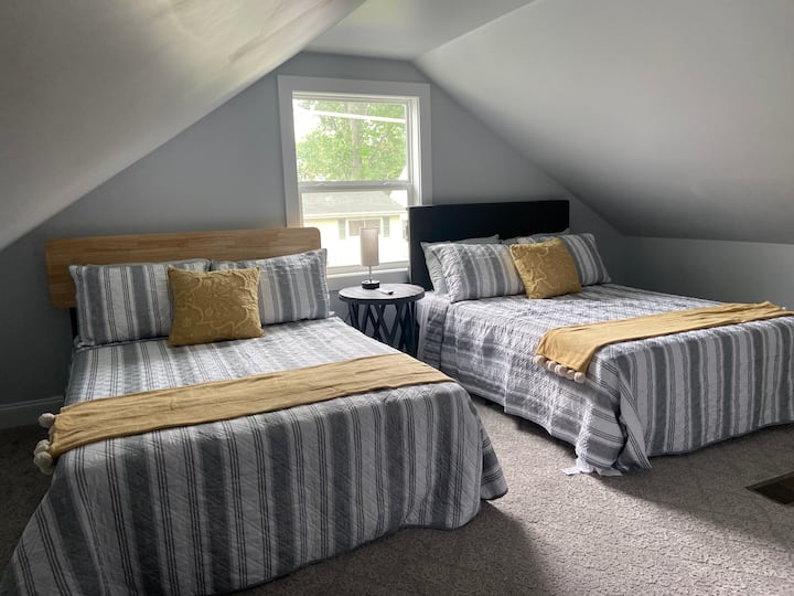 Საძინებელი 2, რომელიც მდებარეობს ზემოთ:

2 ‑ იანი საწოლი - სინათლის გაფილტვრისთვის დაემატა ფარდა!