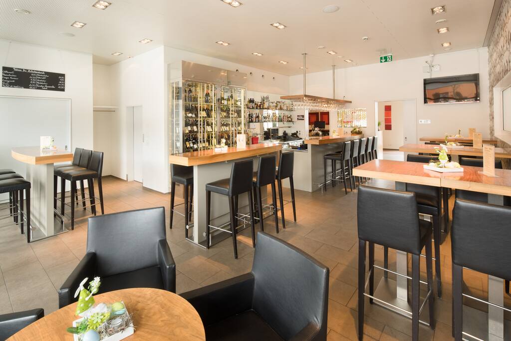 Gemütliche Weinbar mit Snackkarte