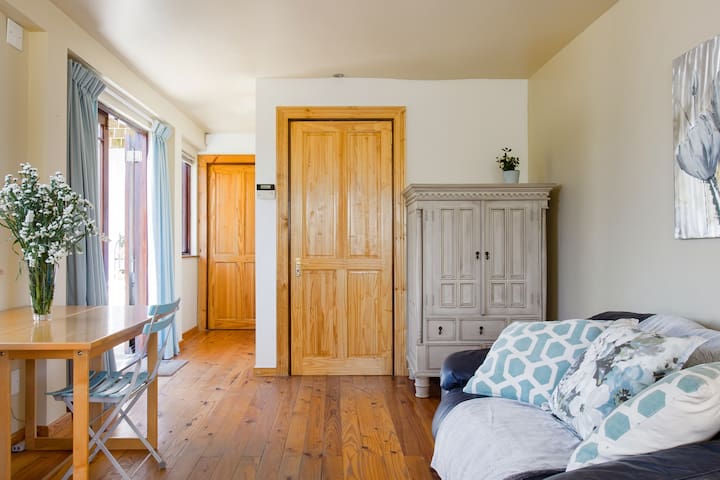 Art-Filled Beach House with Sweeping Ocean Views gallery image 5