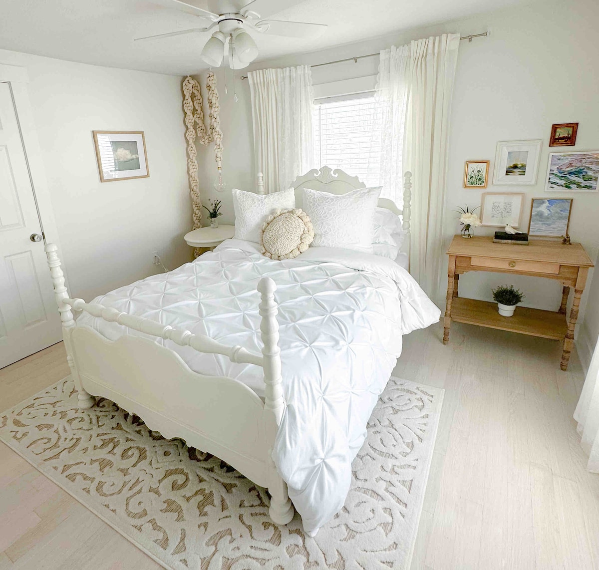 Treća spavaća soba s bračnim krevetom s prekrasnim, starinskim okvirom. 