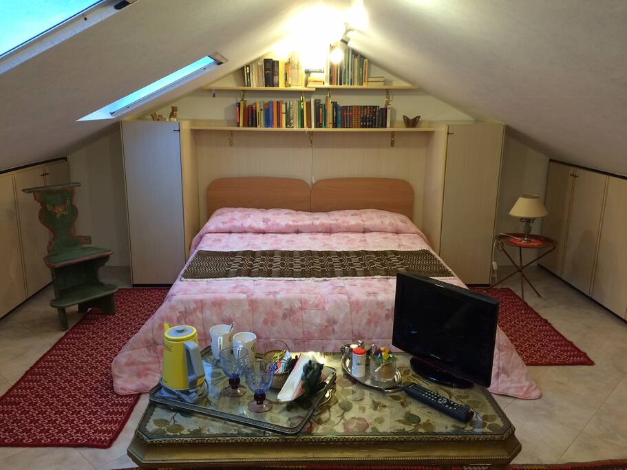 La Mansarda con il letto matrimoniale.