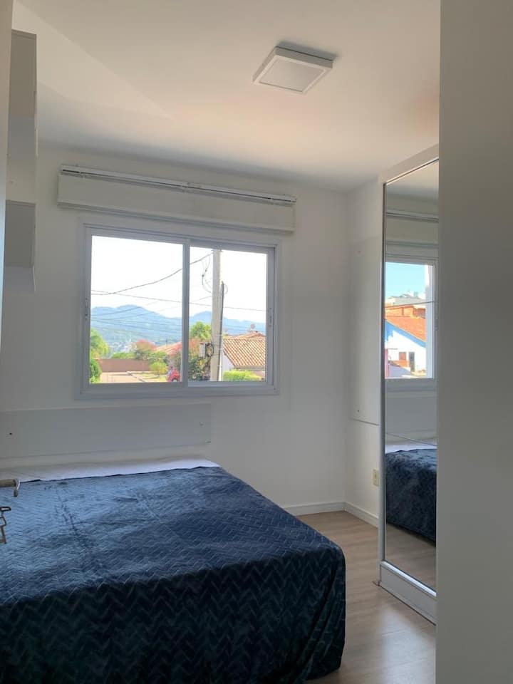 Spavaća soba s bračnim krevetom, ventilator.