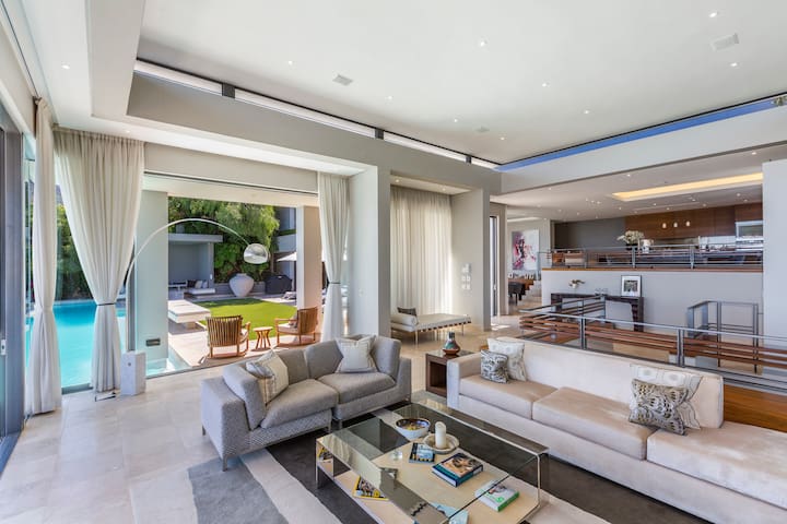 Luxury Villa, prime location, heated 18m long pool gallery image 4