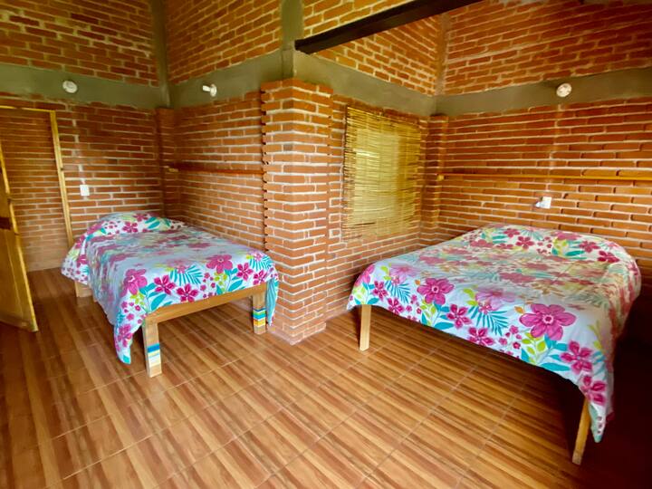 Habitación con 1 cama matrimonial y 1 cama individual y baño compartido