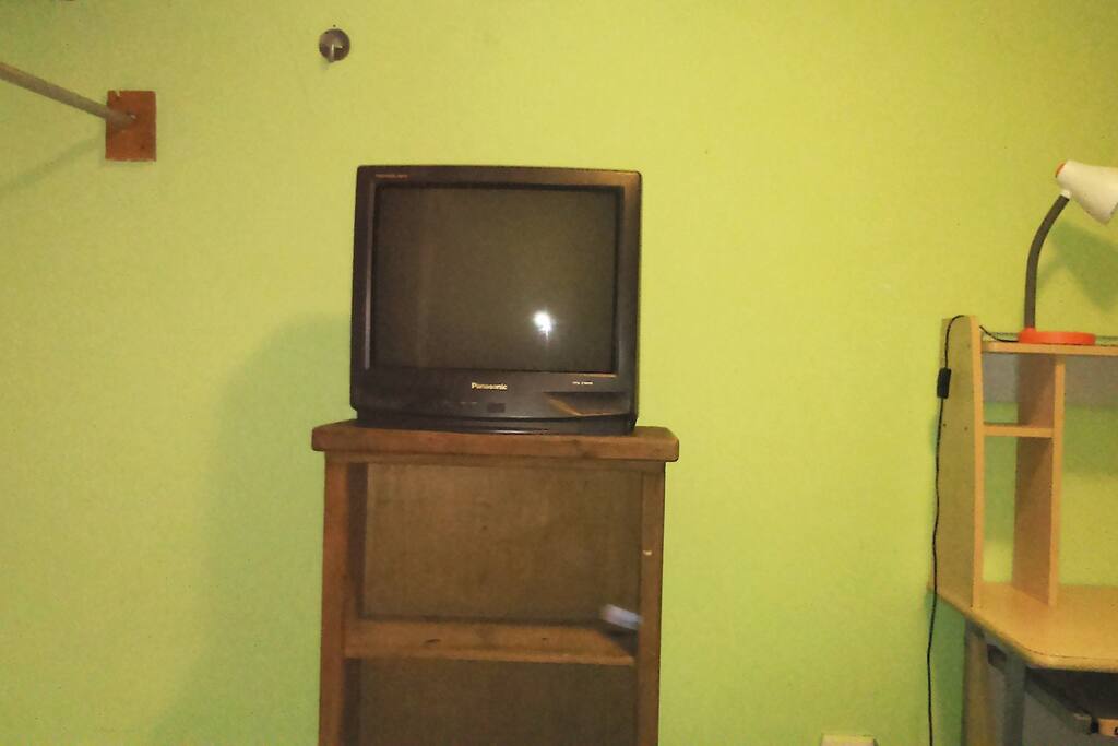 librero y espacio para guardar y colgar ropa
