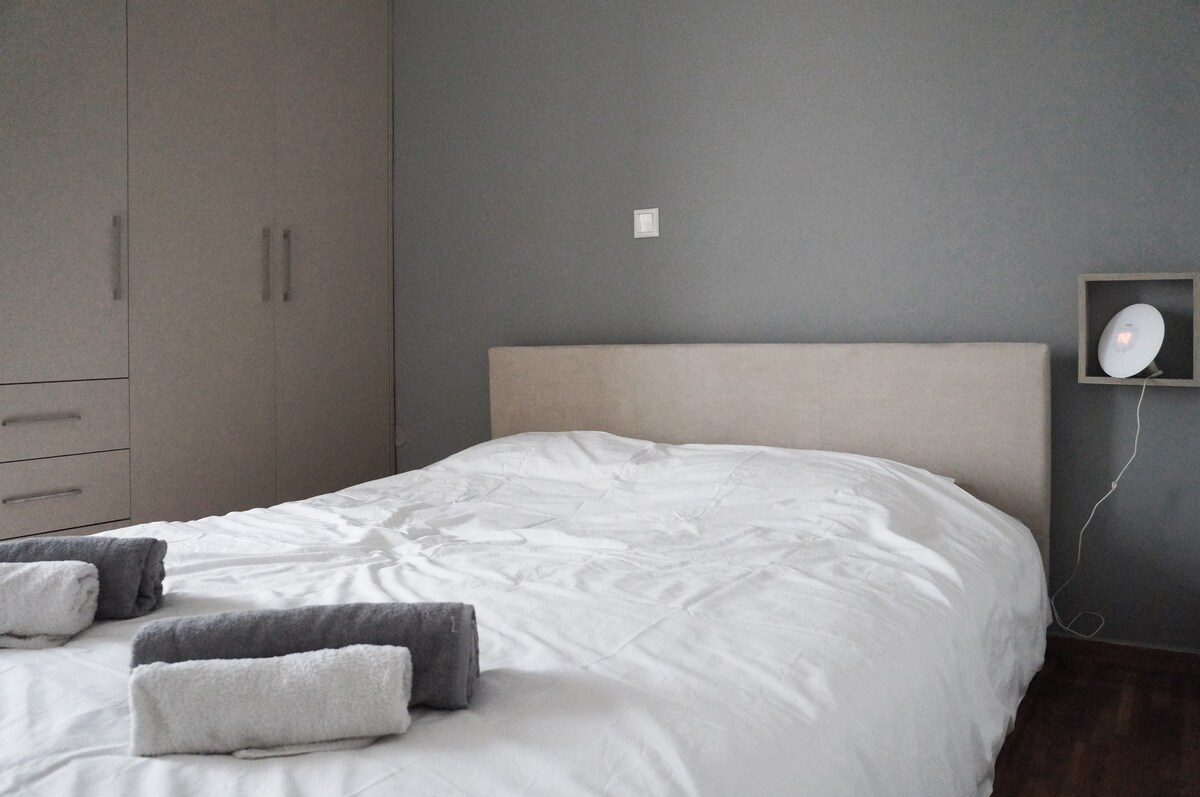 De slaapkamer met tweepersoonsbed