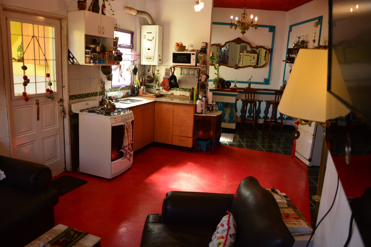 Quarto em PH no térreo em Parque Chas
