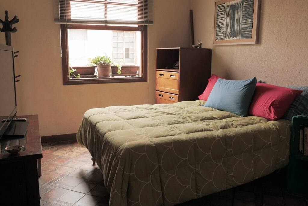 Cama 2 plazas y tv con Directv