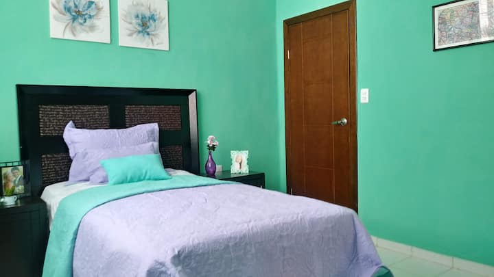 Primera recámara con closet , ventilador, espejo , cobija adicional.