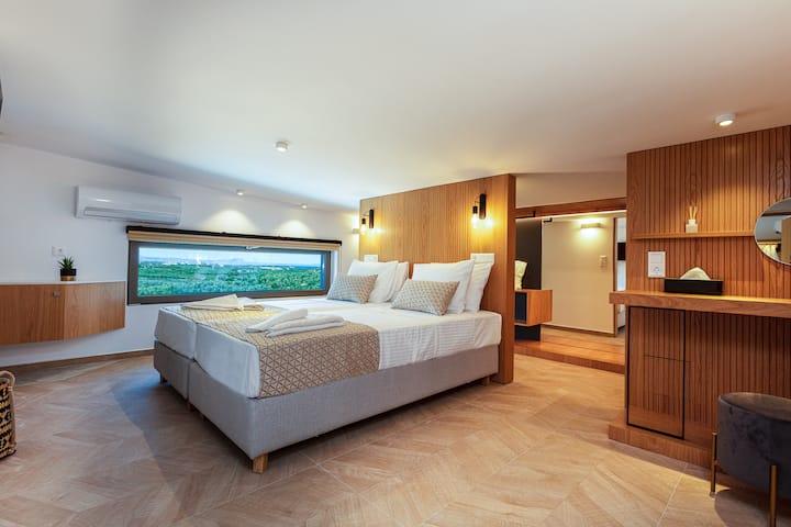 Prvé poschodie. Spálňa podkrovného typu.