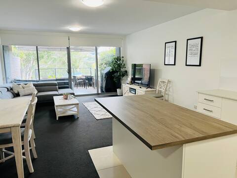 BEACH DAYS modern apartment, short walk from beach