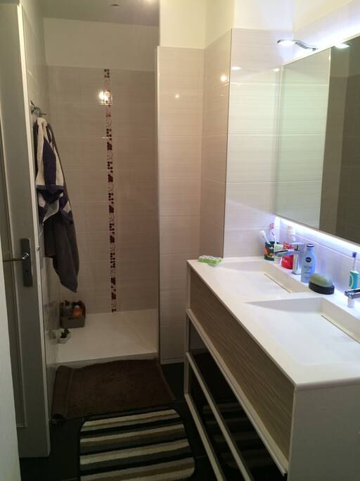 Salle de bains neuve, un côté est réservé aux hôtes