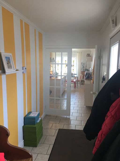 Le vestibule d'entrée qui donne accès directement à la cuisine
