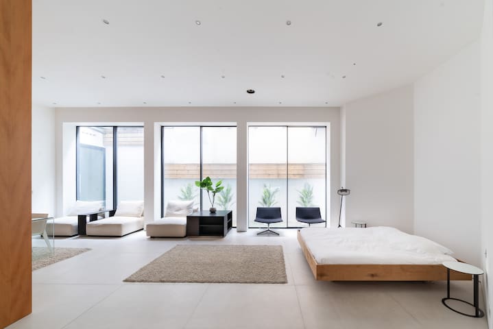 Luxury Large Modern London Townhouse: Cinema, Gym