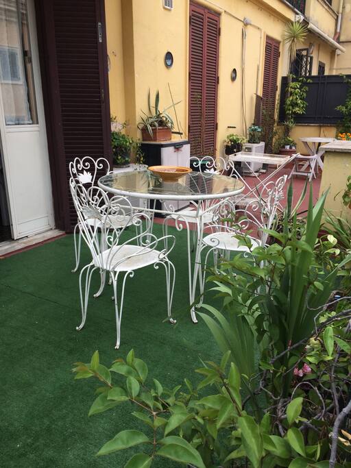 The level terrace is the right place to relax!