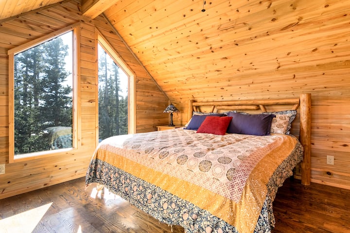 Glavna spavaća soba na katu s bračnim krevetom i glavnom kupaonicom