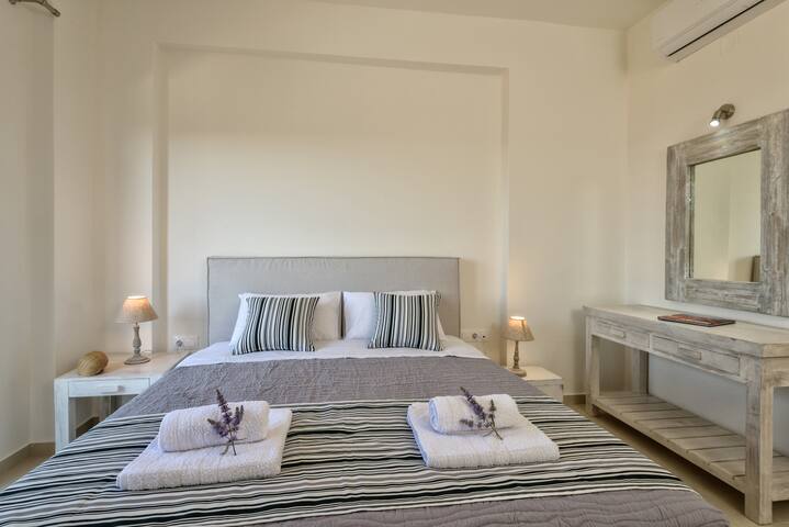 Lygaries, villa Louisa , by the sea, no car needed gallery image 3