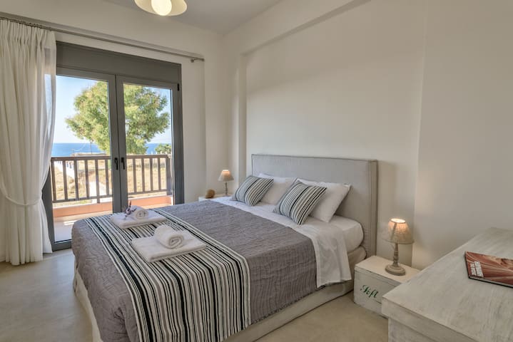 Lygaries, villa Louisa , by the sea, no car needed gallery image 2