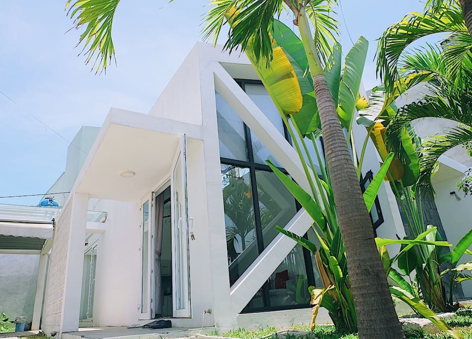 Bên ngoài biệt thự