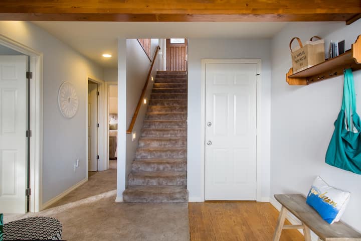 Charming Mt Rainier & Puget Sound Ocean View Home - Gig Harbor, WA