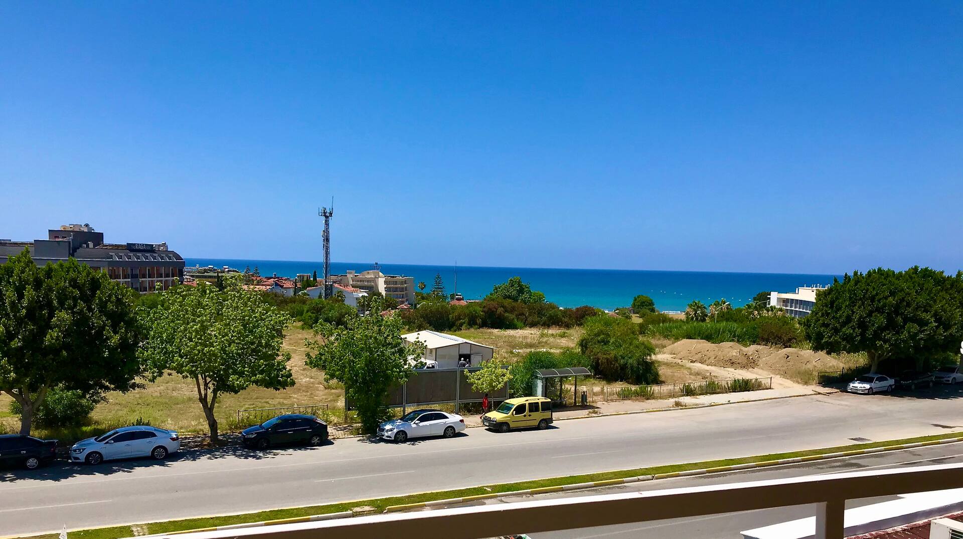 Furnished Apartment with Side View (3 minutes to the beach)
