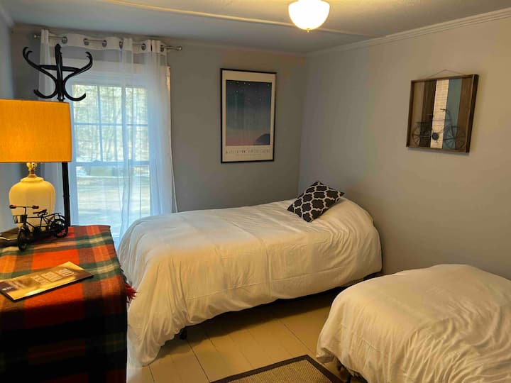 Bedroom 2: Two single beds