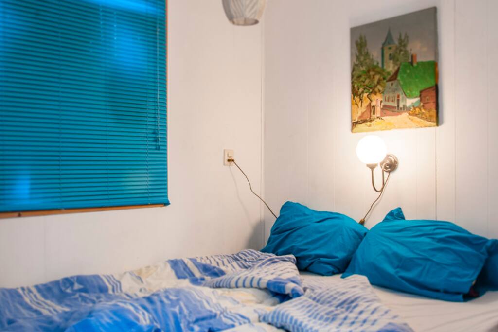 in 2 minutes, there is a 2 pers bed, in the living room there is