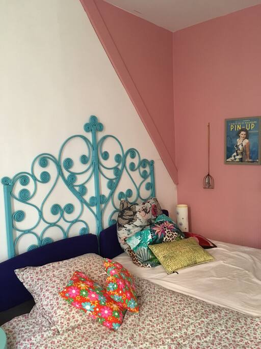 le mur opposé dans la chambre