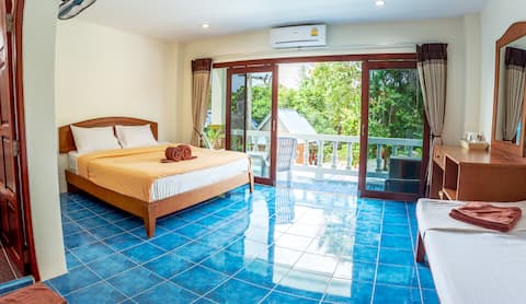 Hugs Guesthouse
