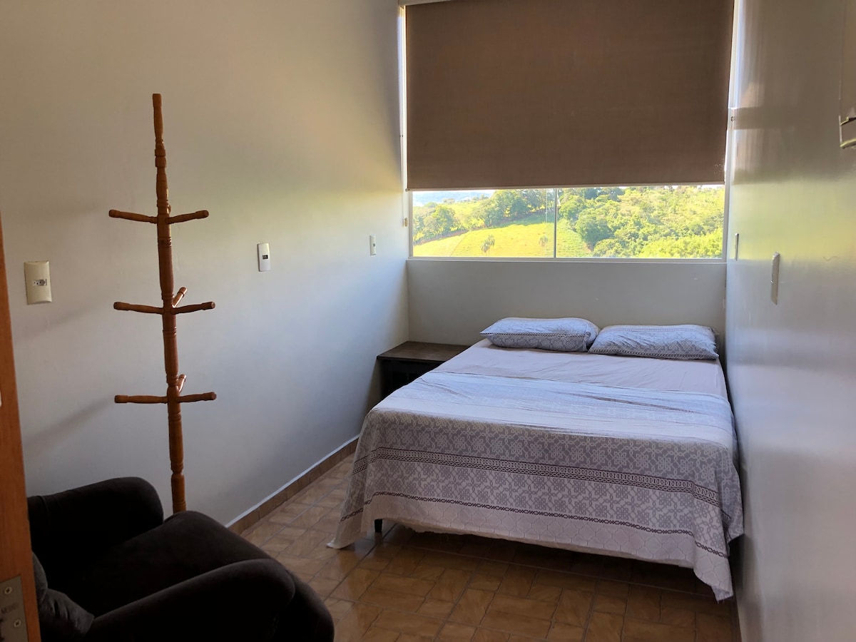 Quarto 4 ✅ na parte superior da casa, uma cama de casal, com
Vista exuberante .