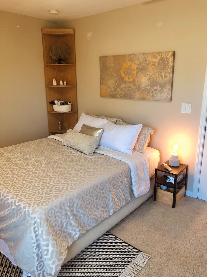 Godoro la hewa la Malkia lenye starehe sana la ukubwa wa deluxe lililo na tandiko la povu la inchi 4. Hewa inaweza kubadilishwa kuwa thabiti, ya kati au laini. 