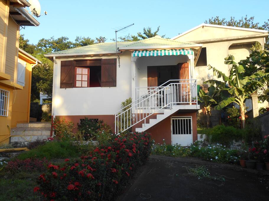 Entrée du logement avec parking