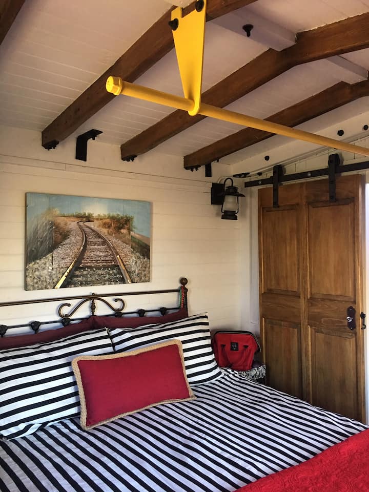 ห้องนอนใหญ่ - เตียงควีนไซส์ที่นอนได้ 2 คน