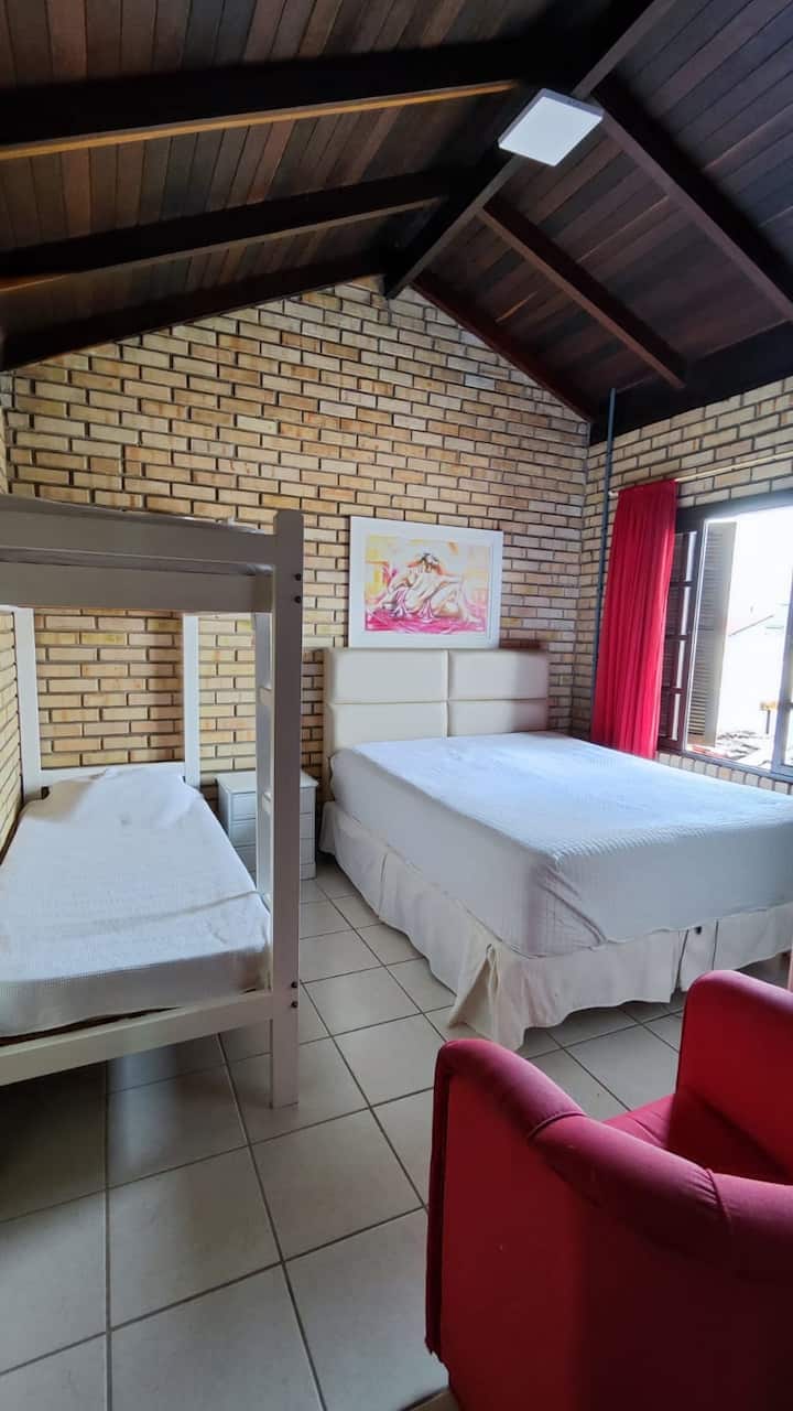 Стая на горния етаж с 1 голямо двойно легло и двуетажно легло