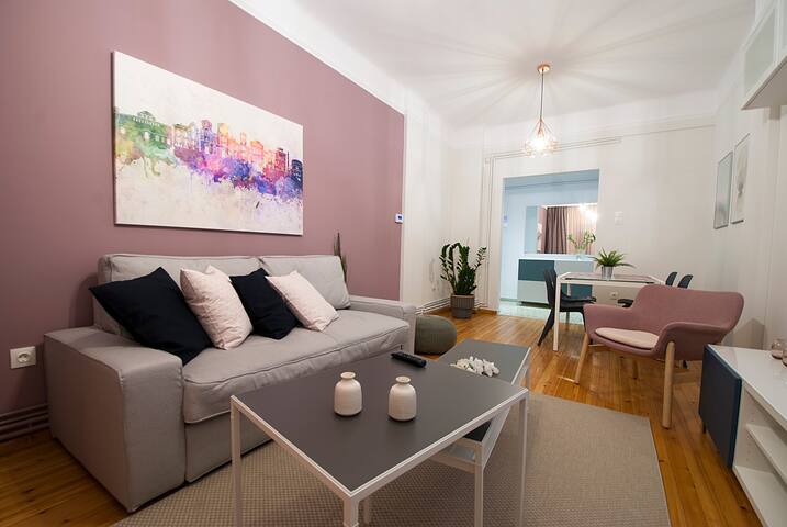 Μεγάλο, φωτεινό, μοντέρνο, πλήρως ανακαινισμένο.